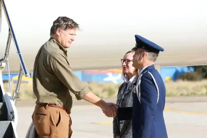Vicecanciller de EEUU llega a Bolivia “para dar paso a una nueva era” en las relaciones con la llegada de Paz al poder