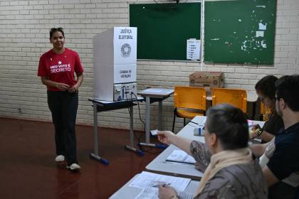Brasileños empiezan a votar entre Lula y Flávio Bolsonaro en presidenciales
