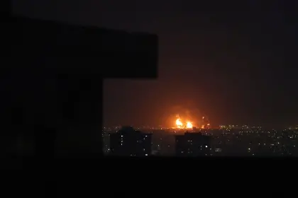 Israel bombardea depósitos de combustible de Irán y provoca voraz incendio