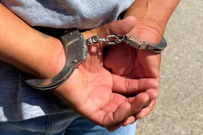La Paz: Un policía fue golpeado con un adoquín por dos hombres que consumían alcohol en la calle 