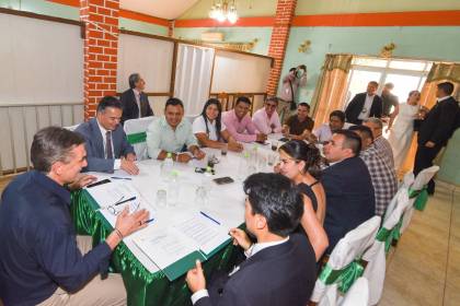 Paz se reúne con alcaldes de Pando para coordinar proyectos viales y de desarrollo 