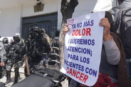 “No les importa que su gente esté muriendo”: Pacientes con cáncer reclaman entrega de medicamentos 