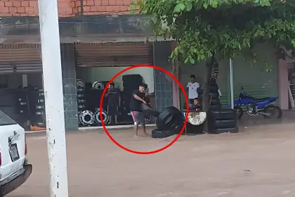 Video: indignación en las redes por un hombre que lanzó llantas a una calle inundada por la lluvia