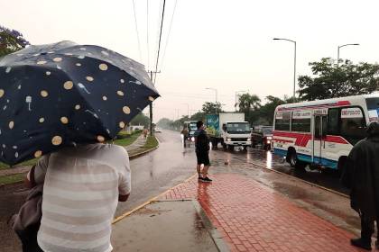 Pocos micros, semáforos con fallas y calles inundadas se reportan en medio de intensa lluvia con truenos en Santa Cruz de la Sierra