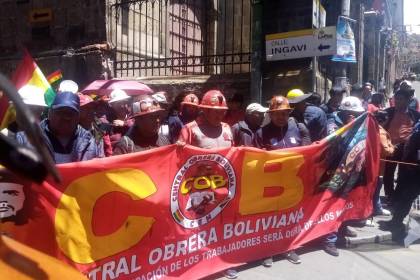 La marcha de la COB llega al centro de La Paz para exigir la anulación del DS 5503 e instala vigilia a la espera del diálogo 