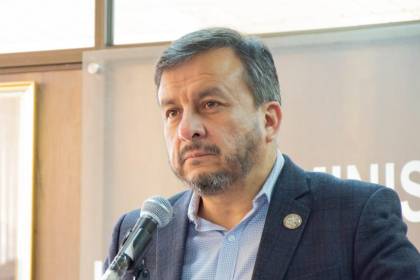 Tras la interpelación, Medinaceli dice que sigue trabajando en el diseño de la política energética