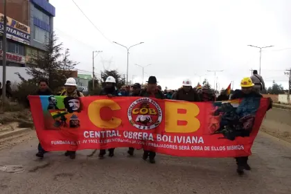 La COB reinicia su marcha rumbo al centro paceño en la previa al diálogo con el Gobierno