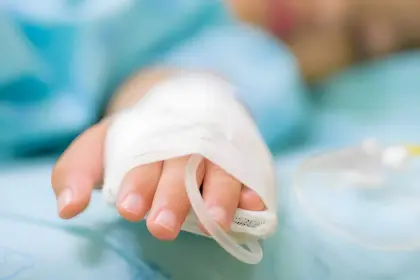 Rescatan a una niña que fue atacada por un hombre con un arma blanca