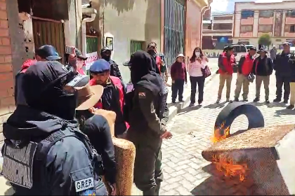 El Alto: Queman muebles del bar clandestino en el que pretendían retener a una menor de edad; hallan mochilas en otra casa