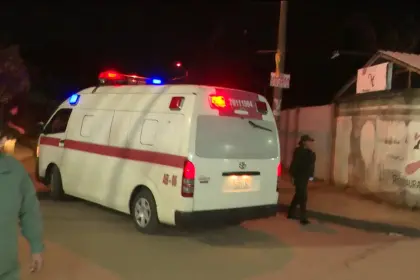Evacúan en una ambulancia al acusado de intento de feminicidio en el Plan Tres Mil