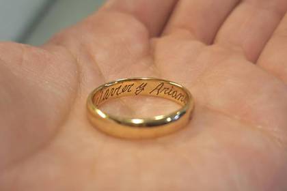 “Quiero devolverles su anillo”, una joven encontró un aro de bodas en la calle y busca a los dueños