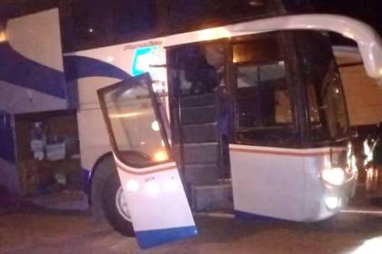 Policía aún no encontró a atacantes de bus en carretera y dice que muerte de pasajero “es un hecho fortuito” 