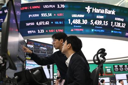 El petróleo se estabiliza alrededor de los 100 dólares y las bolsas caen