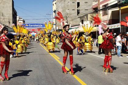 Miles de fieles y danzarines de 75 fraternidades le rinden tributo a la Virgen de Urkupiña, en Quillacollo