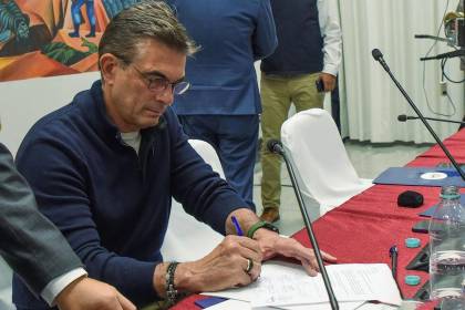 Paz dice que firmó el ‘Acuerdo 50-50’ con alcaldías para avanzar en un pacto nacional