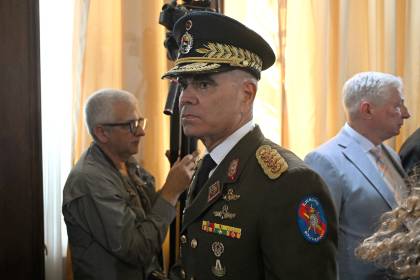 Presidenta de Venezuela destituye a Padrino, fiel ministro de Defensa de Maduro