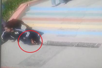 Video: Un hombre sufre una grave caída por el robo de una rejilla de un desagüe en La Paz