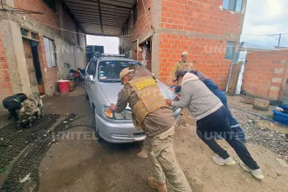 Recupera su auto robado con ayuda del GPS; estaba siendo desmantelando en una casa de El Alto