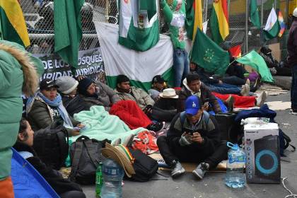 Abrogación ley 1720: Marcha indígena mantiene vigilia en el ingreso al Senado