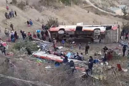 Un bus con varios pasajeros se embarranca en la carretera La Paz - Charazani