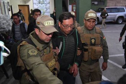 El exgerente de la empresa estatal del oro se acoge al silencio; la Fiscalía pide su detención en San Pedro