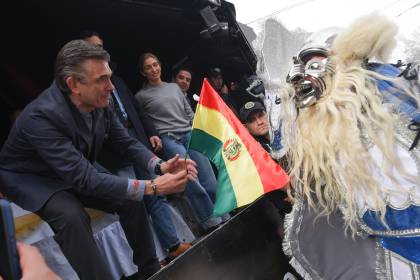 ¿Rodrigo Paz volverá a bailar en el Gran Poder? Esto responde el mandatario desde el público