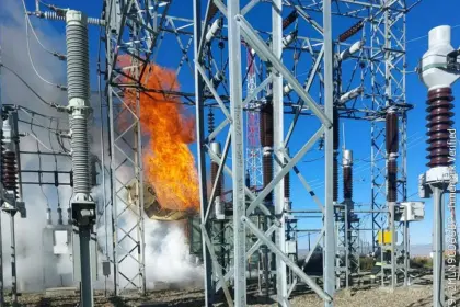 Dos barrios de La Paz se quedan sin luz por un incendio en una planta de electricidad