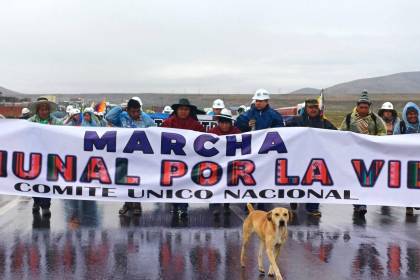 Pese a la lluvia, la marcha evista avanza hacia Calamarca con críticas contra Arce