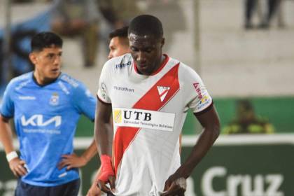 Caicedo fue víctima de racismo y dejó la cancha en el partido ante Blooming en Montero