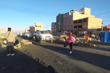 Levantan el bloqueo que frenaba la circulación de vehículos desde El Alto hasta la frontera con Perú