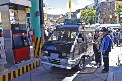Ya rigen los nuevos precios de los combustibles: el decreto con las medidas que anunció Paz ya está publicado