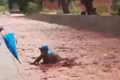 Video: Momentos de angustia en Tupiza por la caída de un niño en un caudaloso canal