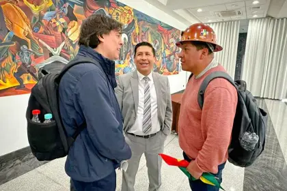 En medio de las protestas, la COB se reúne con autoridades del Gobierno por el DS 5503