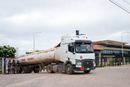 Filas en surtidores cruceños: YPFB reporta el despacho de 2 millones de litros de gasolina con aditivos