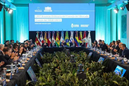 Arce llega a Argentina para participar de la cumbre del Mercosur que lidera Milei