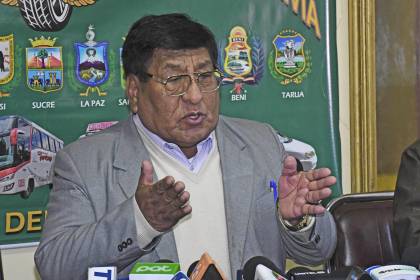 Choferes de Bolivia: “Presidente, no es solución decir no puedo garantizar combustible, es su obligación” 