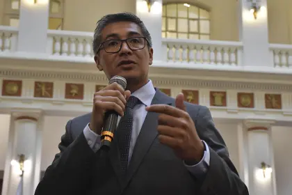 Gobierno convoca al diálogo a choferes tras anuncio de subida de pasajes del transporte público