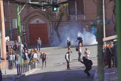 Capturan a un hombre acusado de lanzar dinamita a la Policía y suman al menos tres arrestados por los enfrentamientos en La Paz