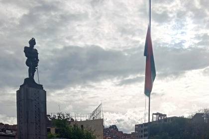 Nuestra Señora de La Paz abre el mes de su aniversario 477 con la iza de banderas 