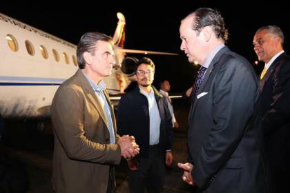 Rodrigo Paz llega a Panamá para participar en foro económico de la CAF