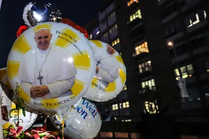 El papa Francisco presenta una insuficiencia renal leve y sigue en estado crítico