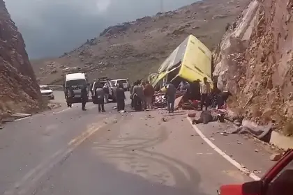 Tragedia en Potosí: Trasladan a Llallagua a sobrevivientes del bus que chocó contra una peña