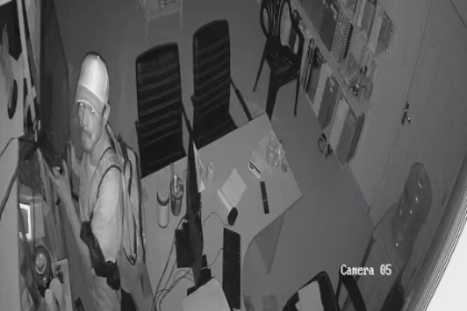 Delincuentes son grabados robando TV y computadores de un almacén en la Villa 1º de Mayo