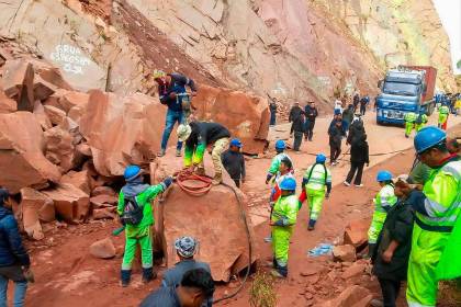 Derrumbes en la ruta Cochabamba-Oruro: Suspenden viajes y ABC trabaja en la limpieza de la vía