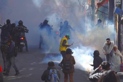 La Policía dispersa a los movilizados con gases en uno de los ingresos a la plaza Murillo