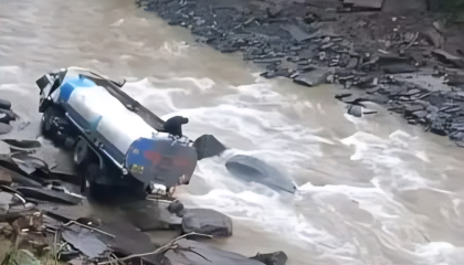 Chofer pierde el control de una cisterna y cae al río en la ruta a Caranavi