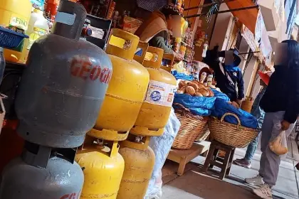 Gas boliviano que sale de contrabando se vende en las calles de Perú
