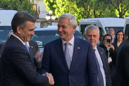El presidente de Chile se despide de Rodrigo Paz tras salir de Palacio de Gobierno