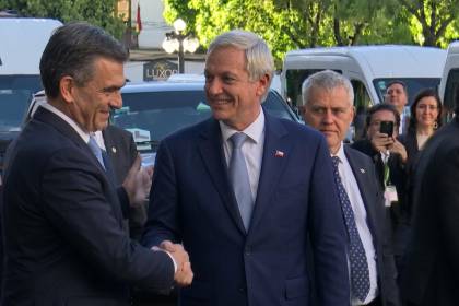 El presidente de Chile se despide de Rodrigo Paz tras salir de Palacio de Gobierno