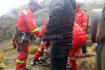 La Paz: Vagoneta cae a un río en la ruta a Los Yungas; buscan a los ocupantes, reporta la Policía 